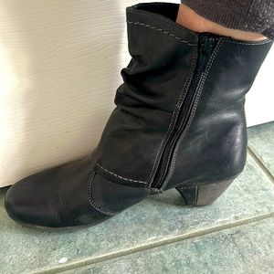 Remonte black soft leather low heel boots. Sz 38